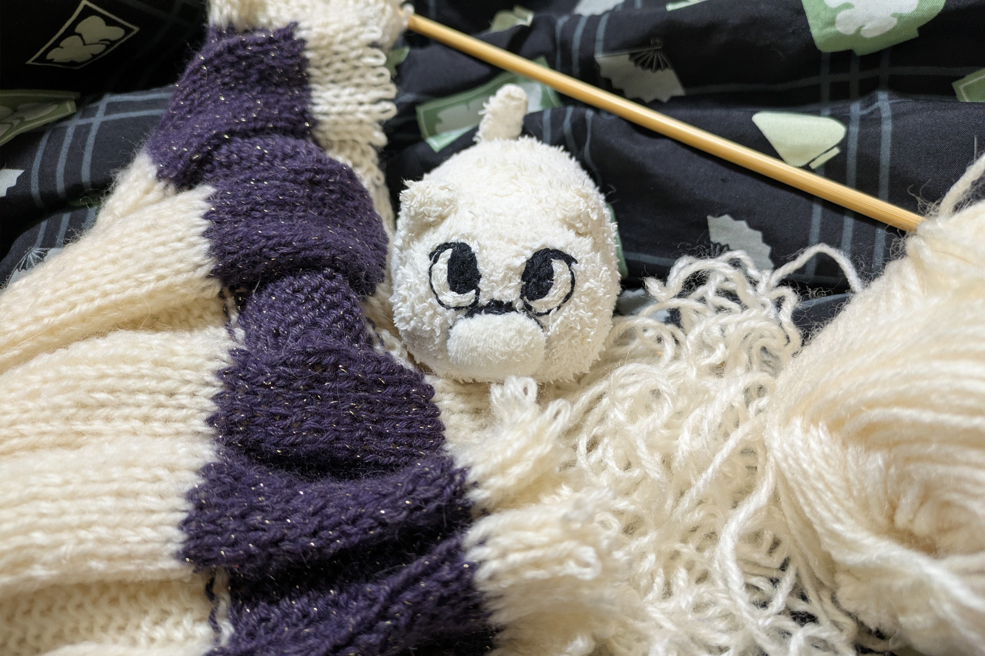 失敗した手編みマフラーの毛糸の中のマリー