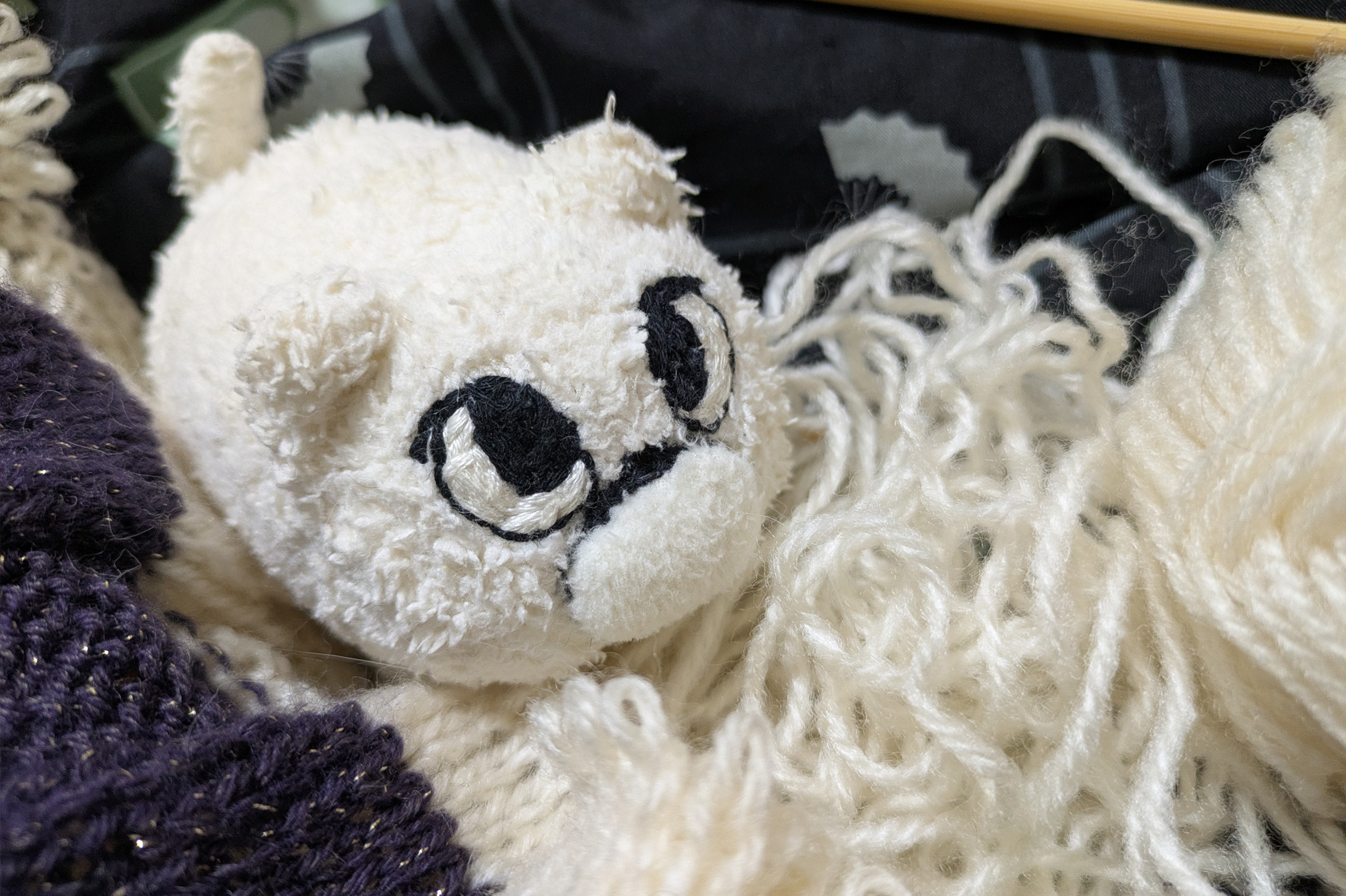 失敗した編み途中のマフラーを見るマリー