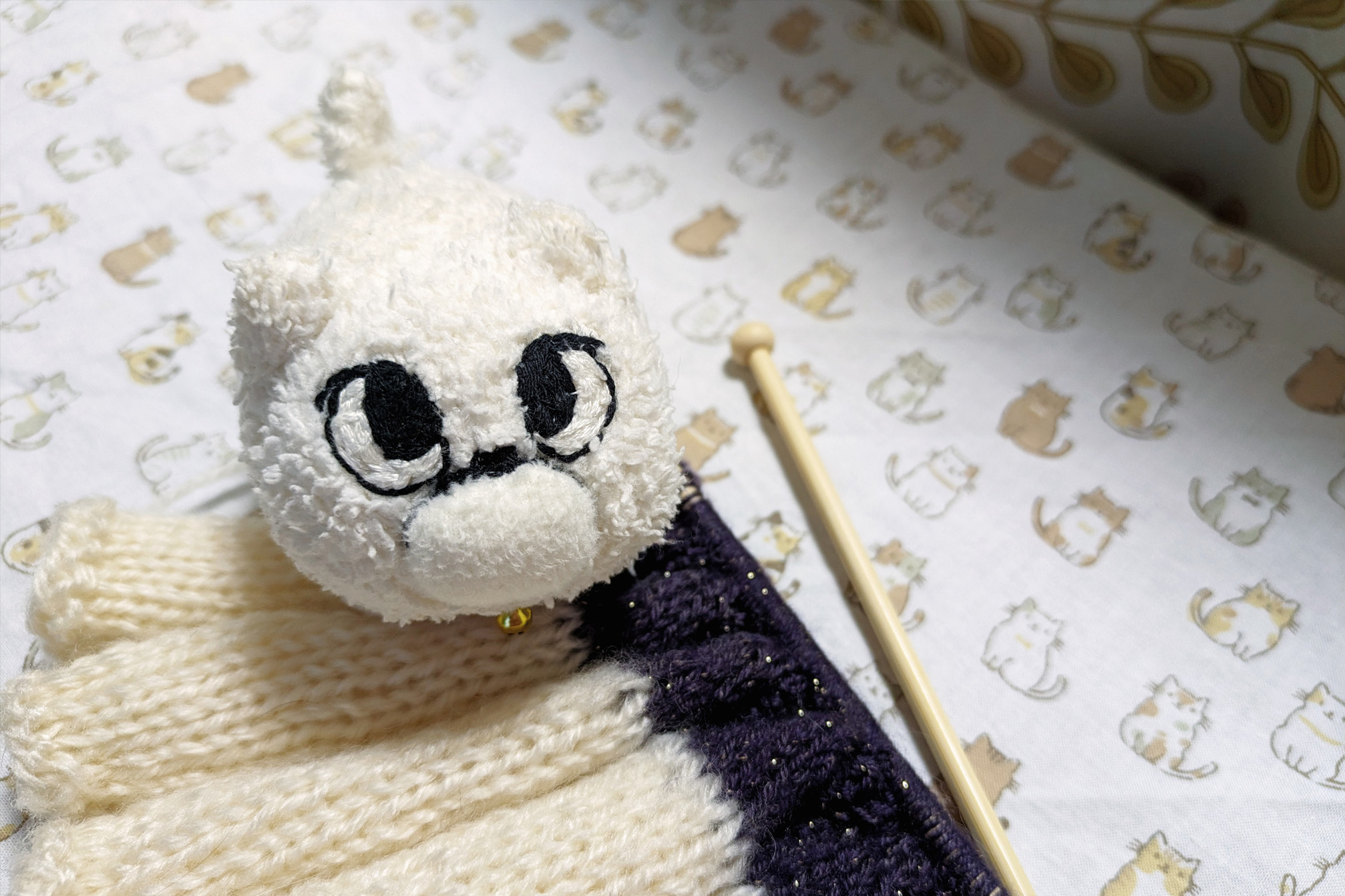 編みかけのマフラーとマリー2