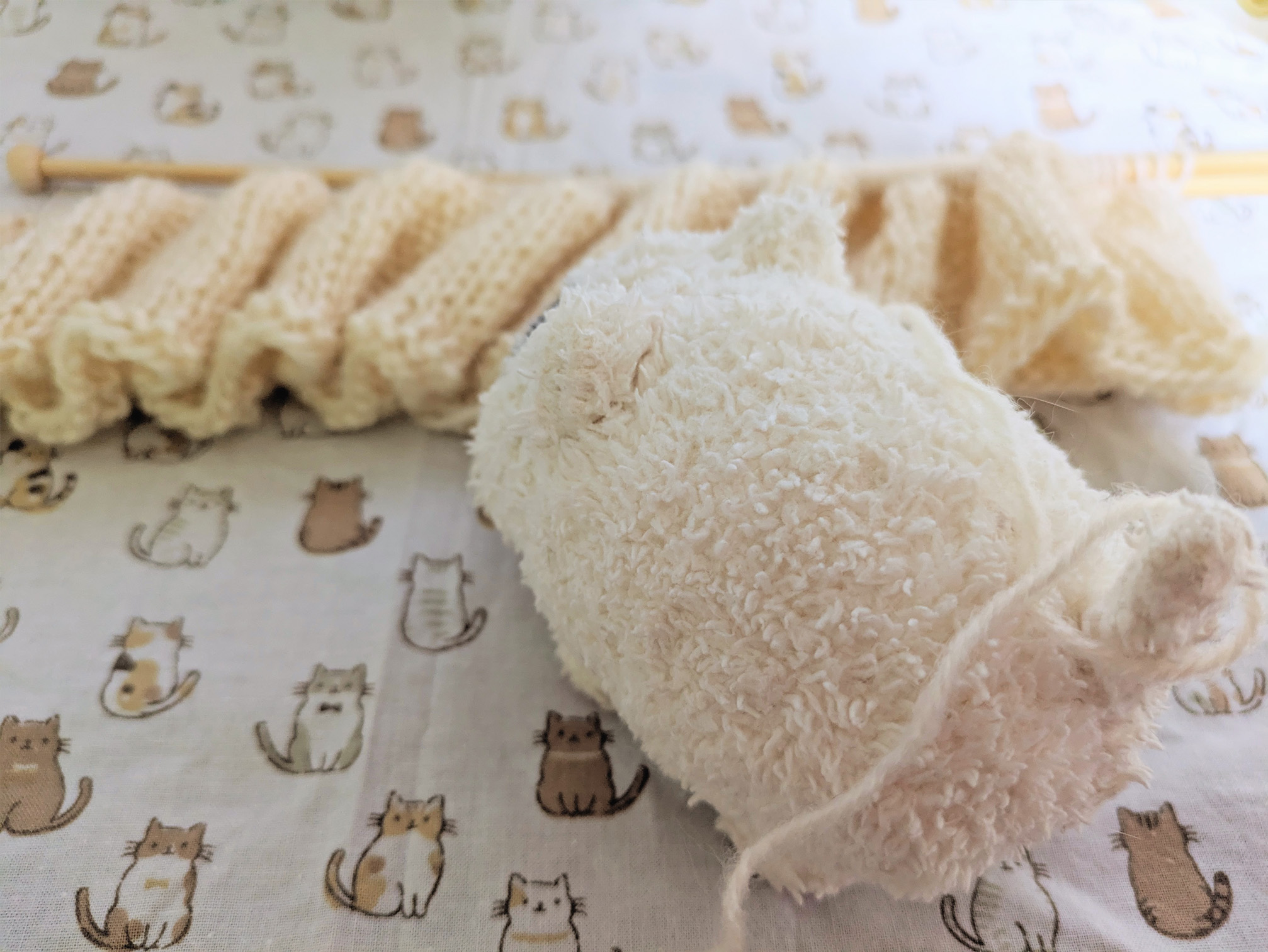 編み途中のマフラーとマリー