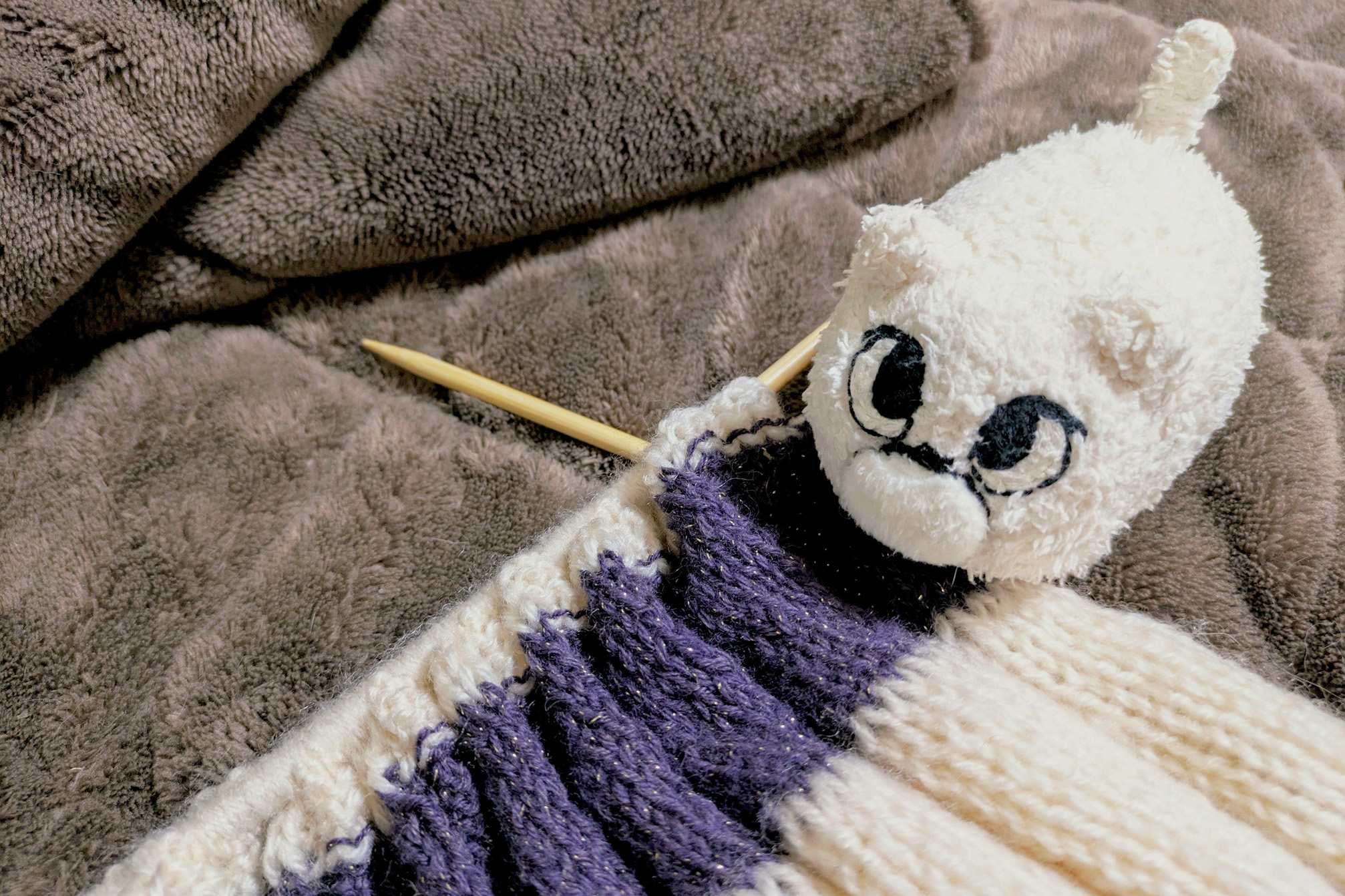 マフラーを編むマリー