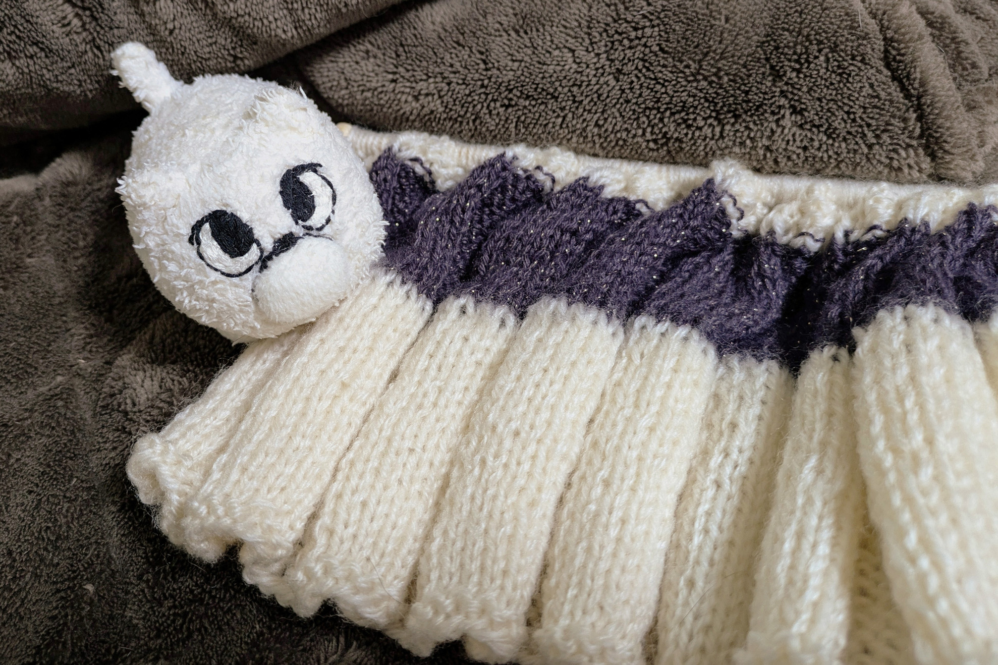 編みかけのマフラーとマリー3