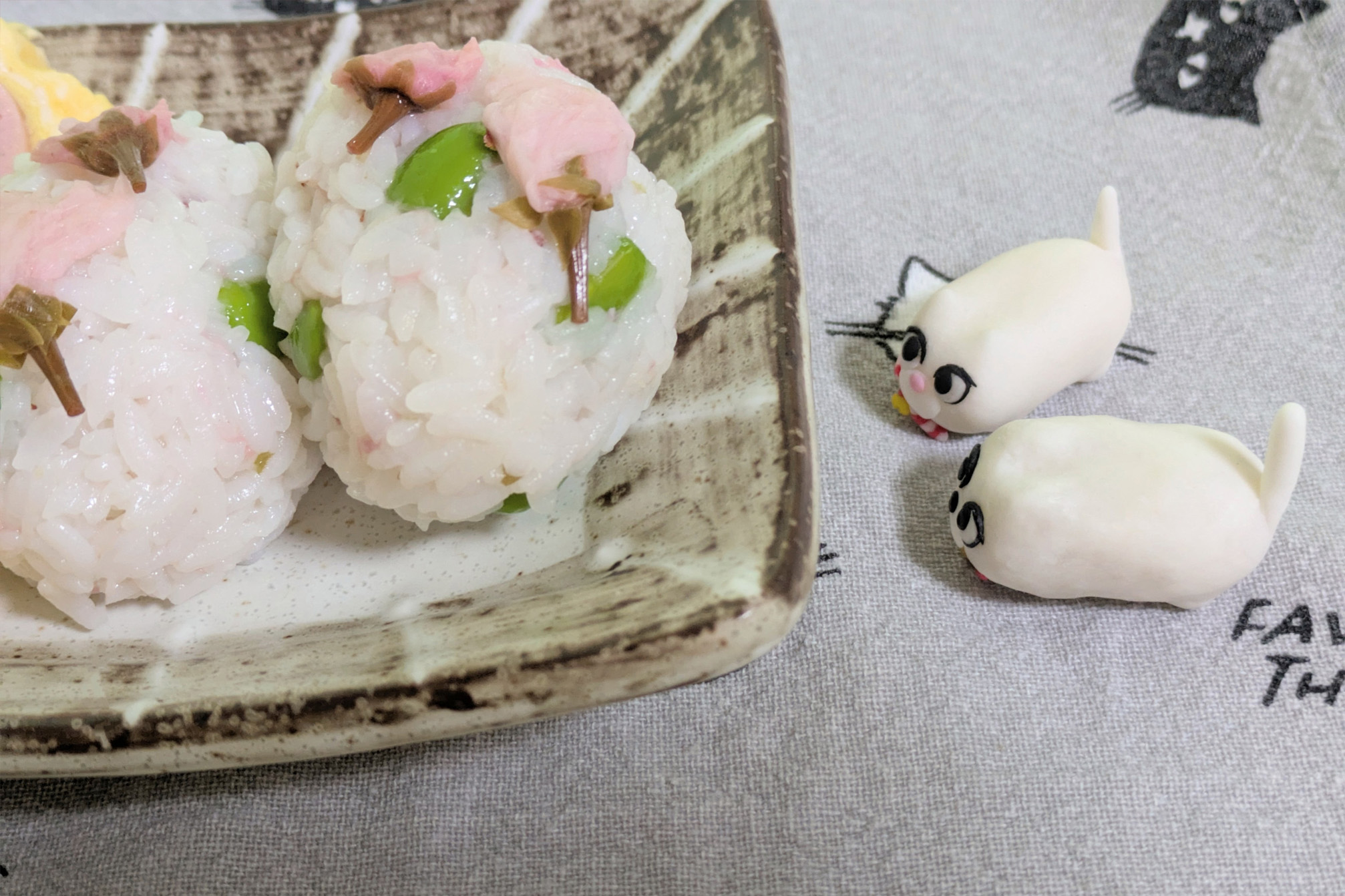 桜の塩漬けと枝豆のおにぎりとマリーとハニー