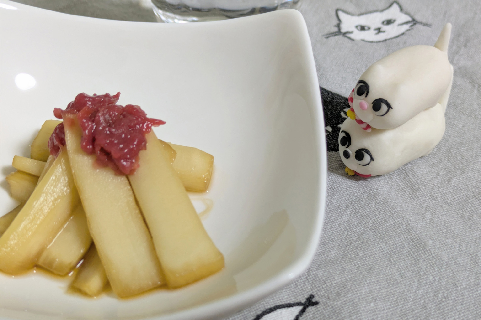 山うどの浅漬けとハニーとマリー