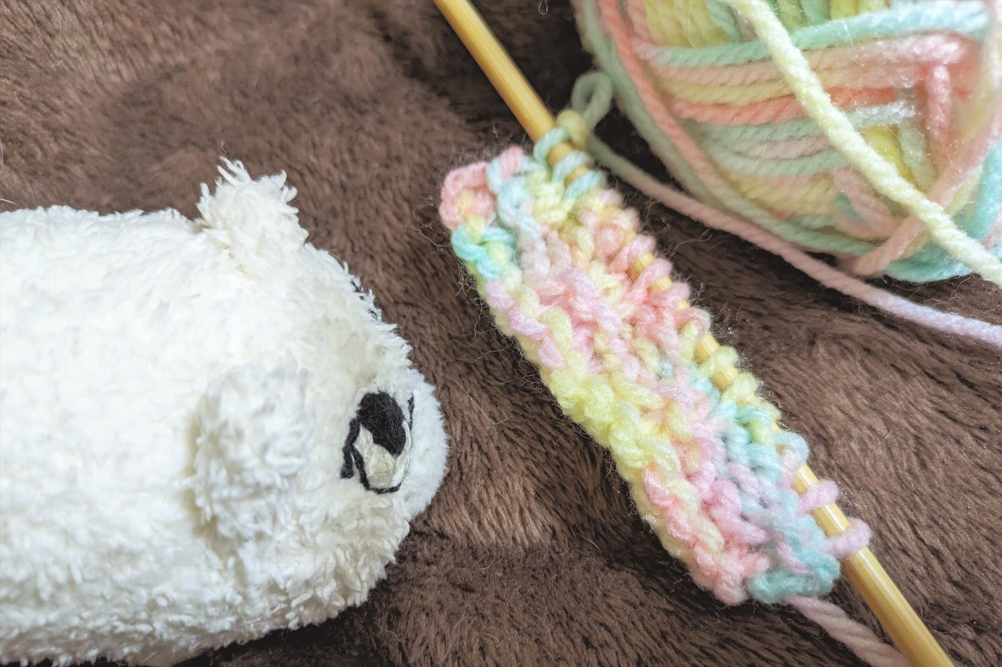 編み途中のコースターとマリー